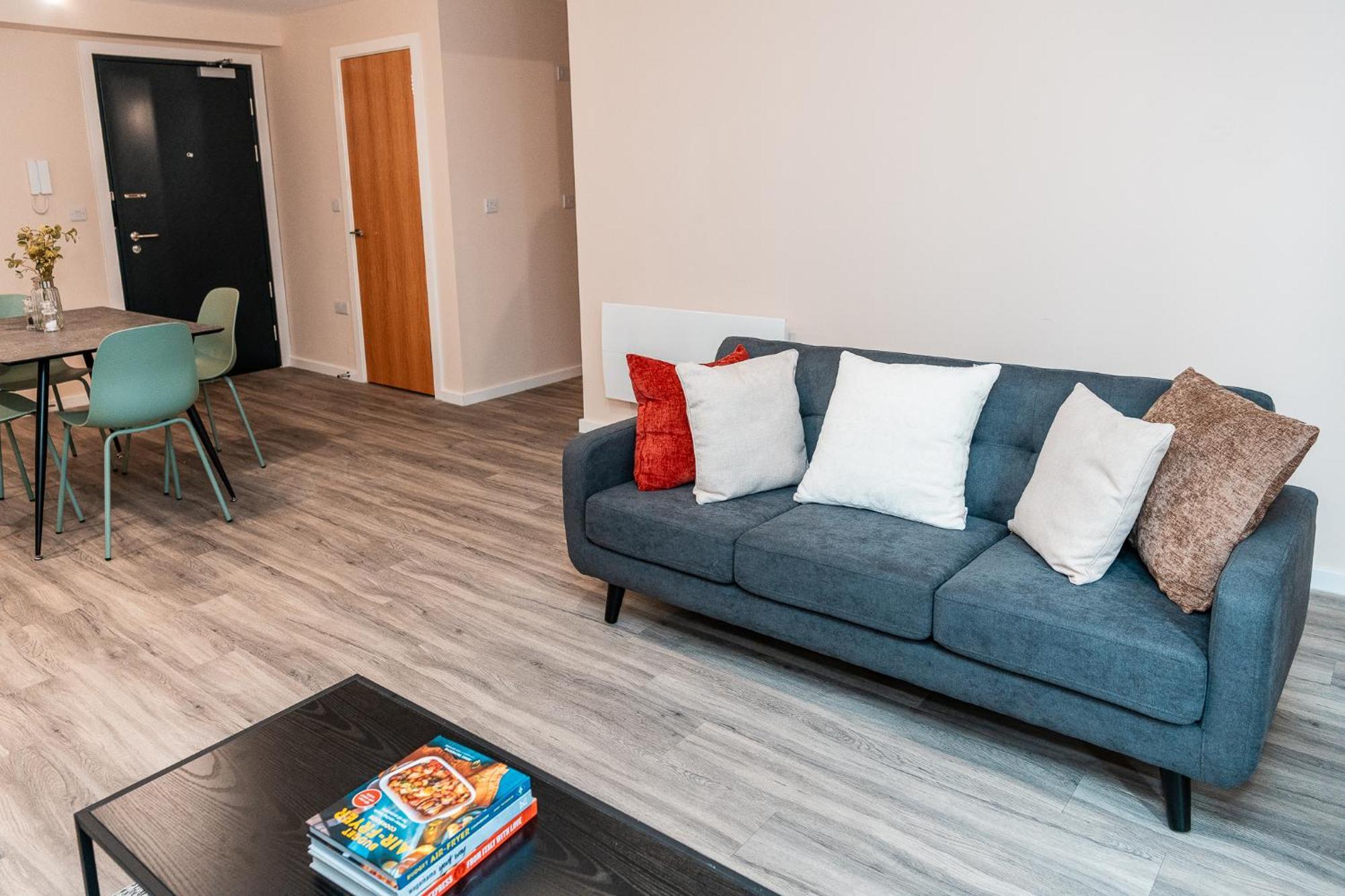 Apartment Entire 2 Bedroom And 2 Bathroom In -free Underground Parking *