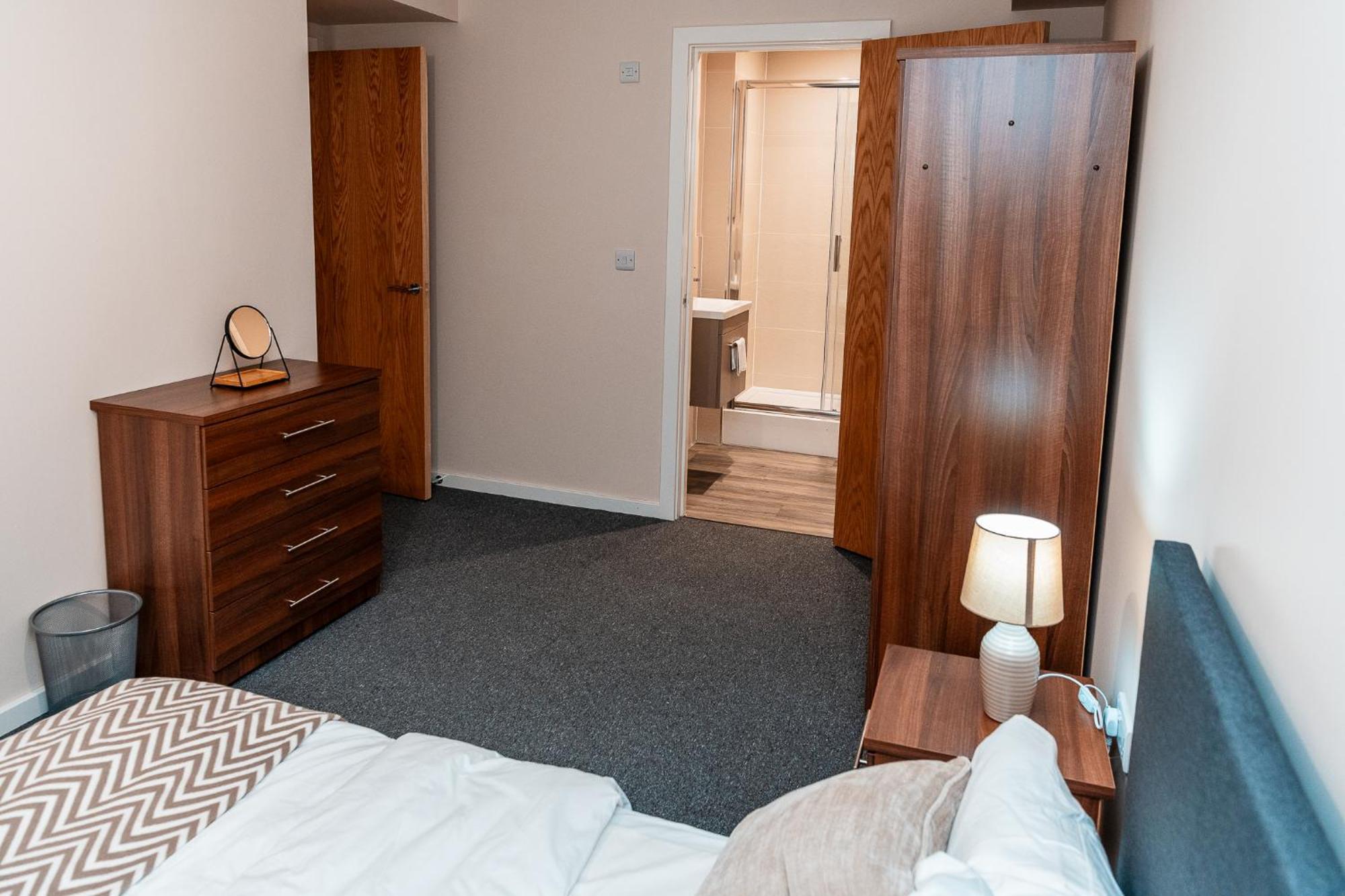 Entire 2 Bedroom And 2 Bathroom In -free Underground Parking Apartment *