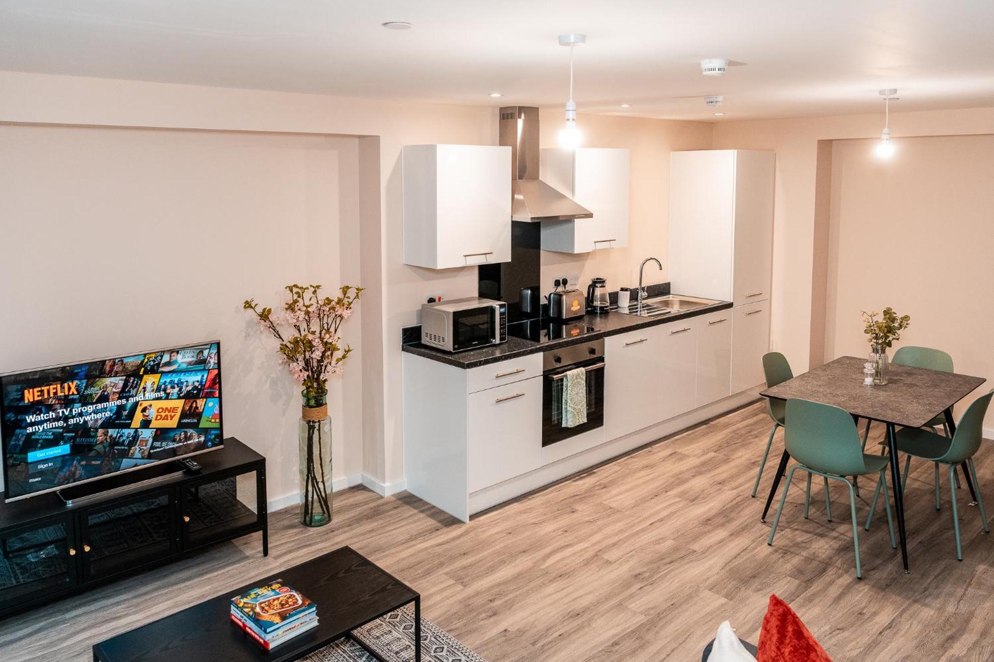 Entire 2 Bedroom And 2 Bathroom In -free Underground Parking * Manchester