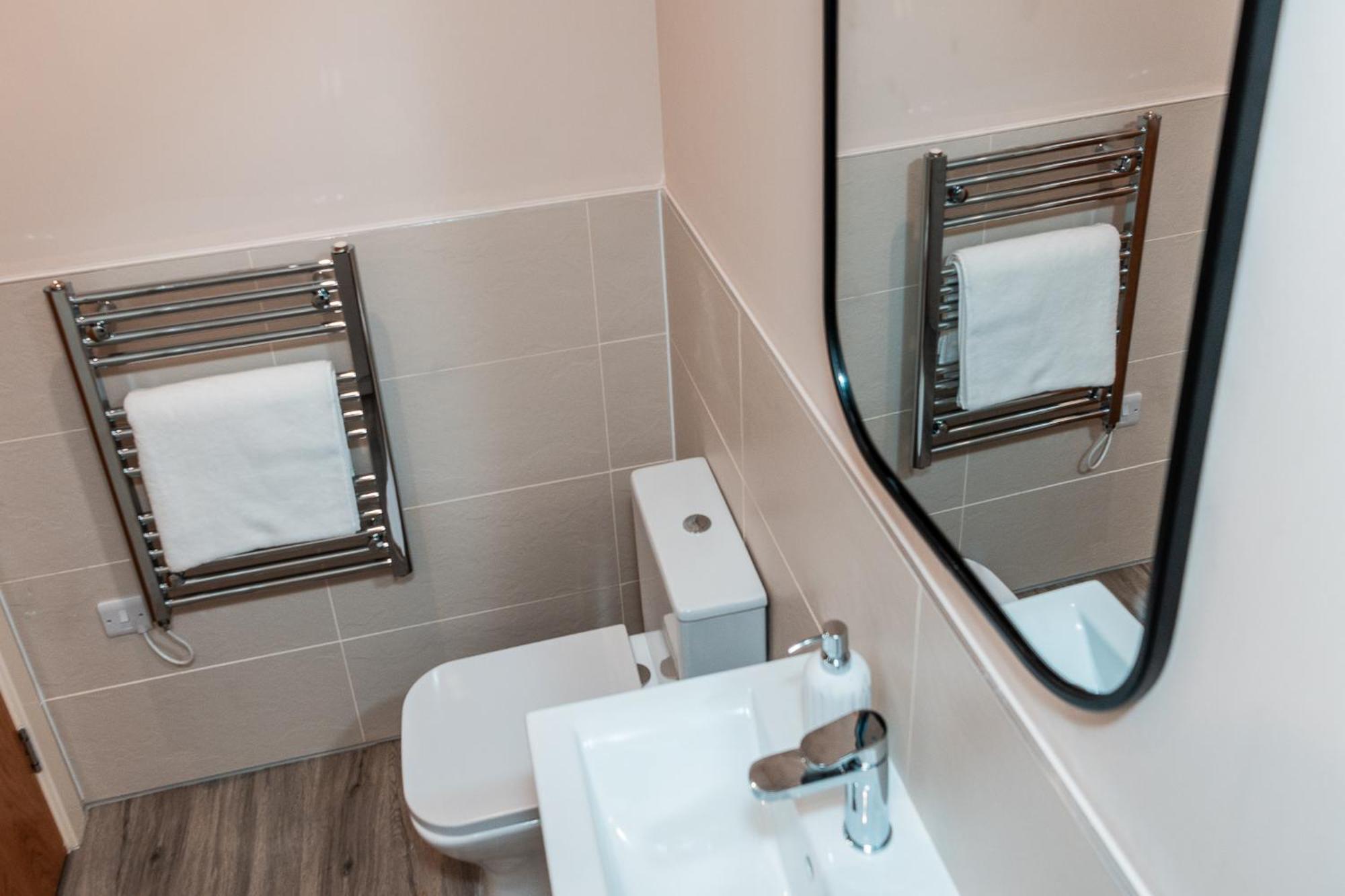 Apartment Entire 2 Bedroom And 2 Bathroom In -free Underground Parking *