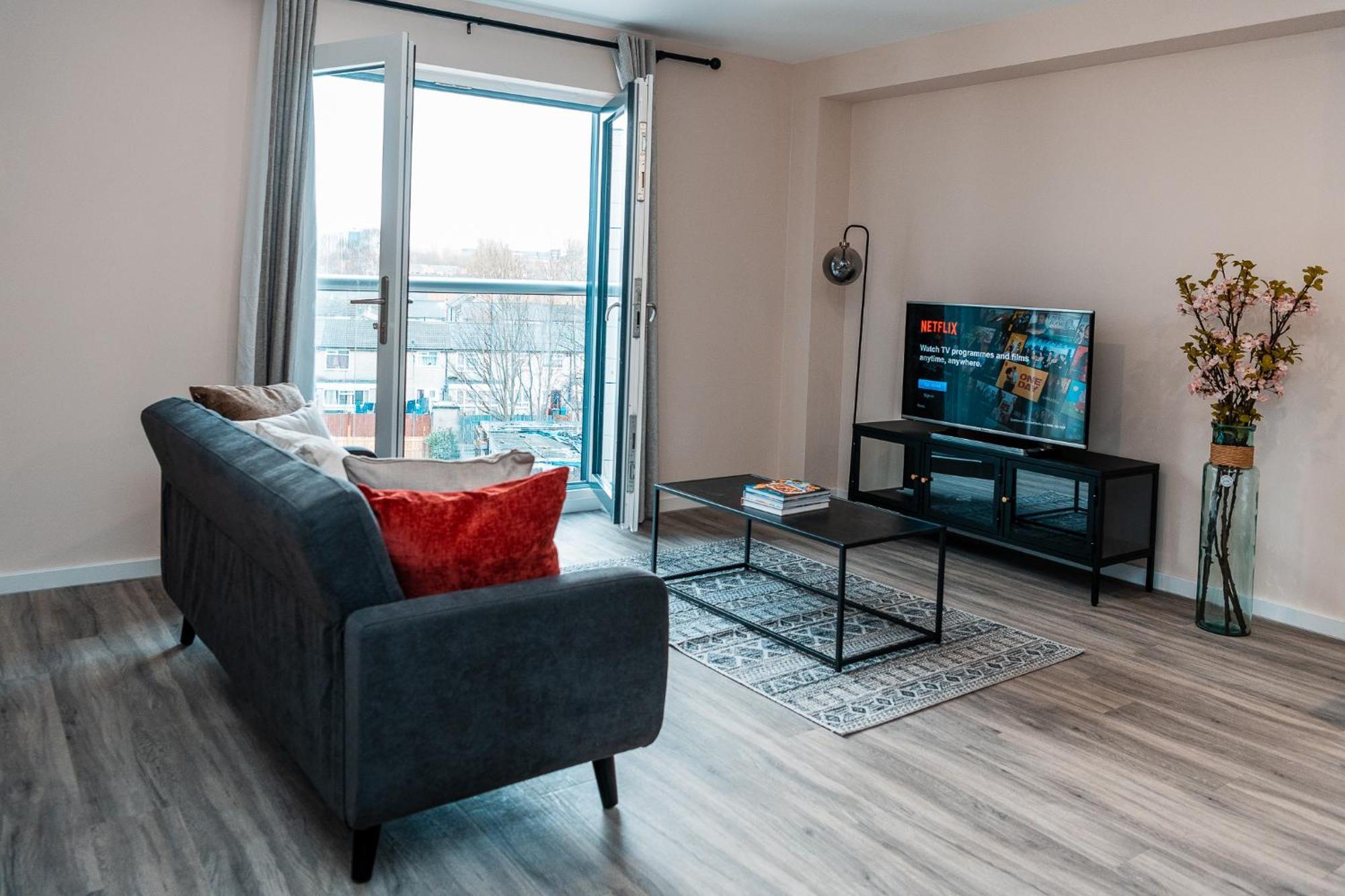 Entire 2 Bedroom And 2 Bathroom In -free Underground Parking * Manchester
