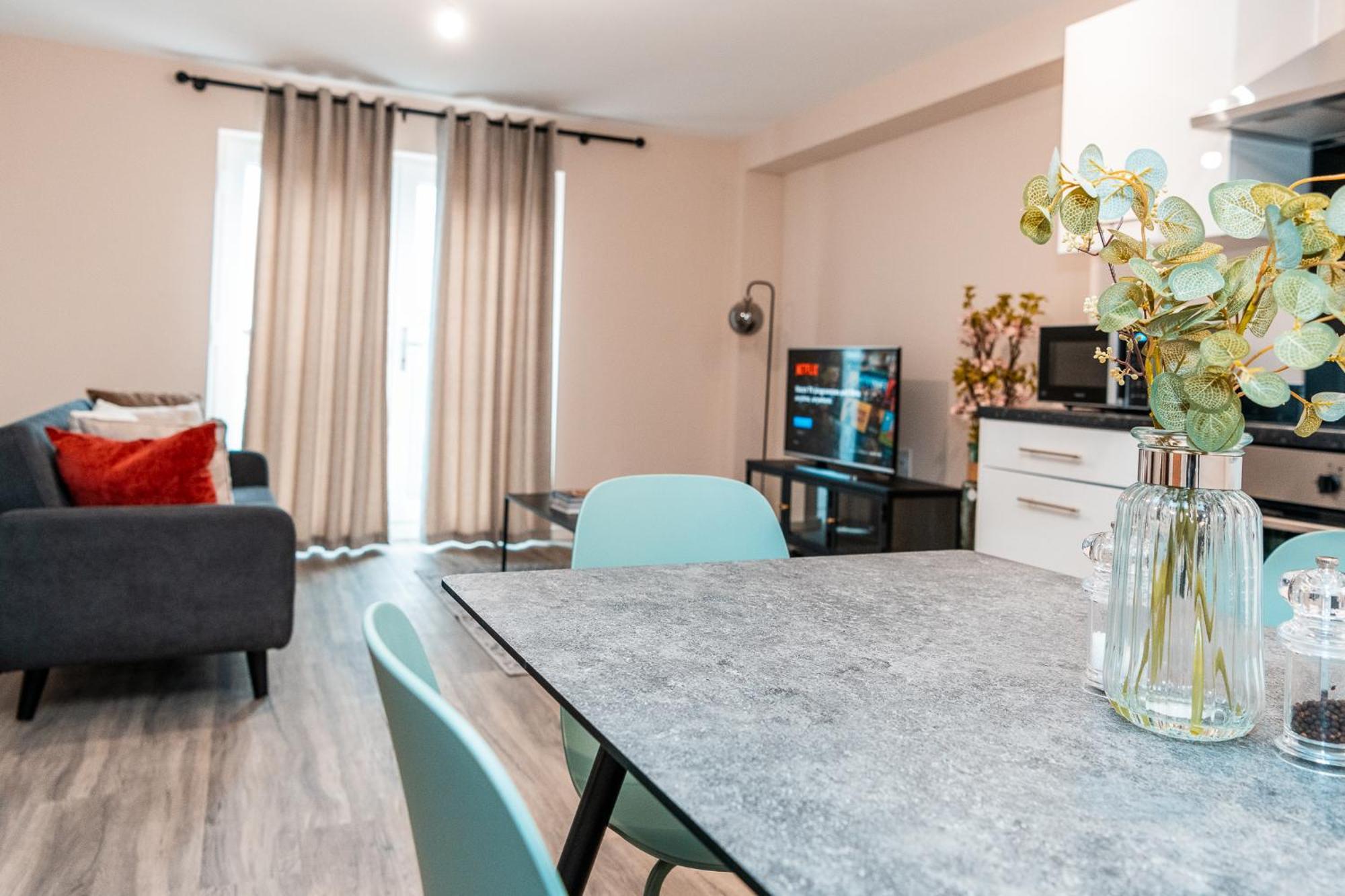 Apartment Entire 2 Bedroom And 2 Bathroom In -free Underground Parking