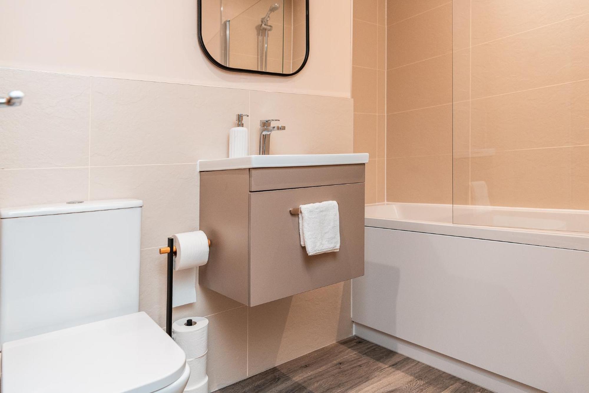 Entire 2 Bedroom And 2 Bathroom In -free Underground Parking Apartment *