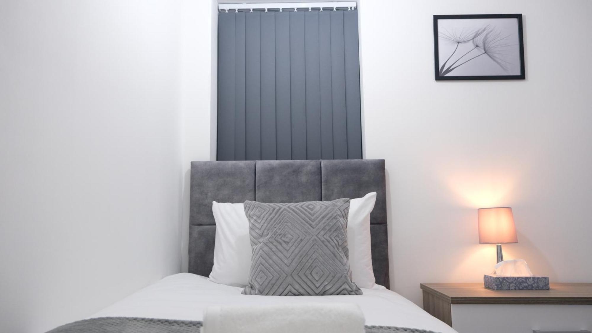 Holiday home Etihcity - 3 Bedroom Semi - Free Parking Near Etihad Stadium, Tourist Attractions, Centre, Transport And Motorway Links Next To Mcdonald's - Sky N Netflix
