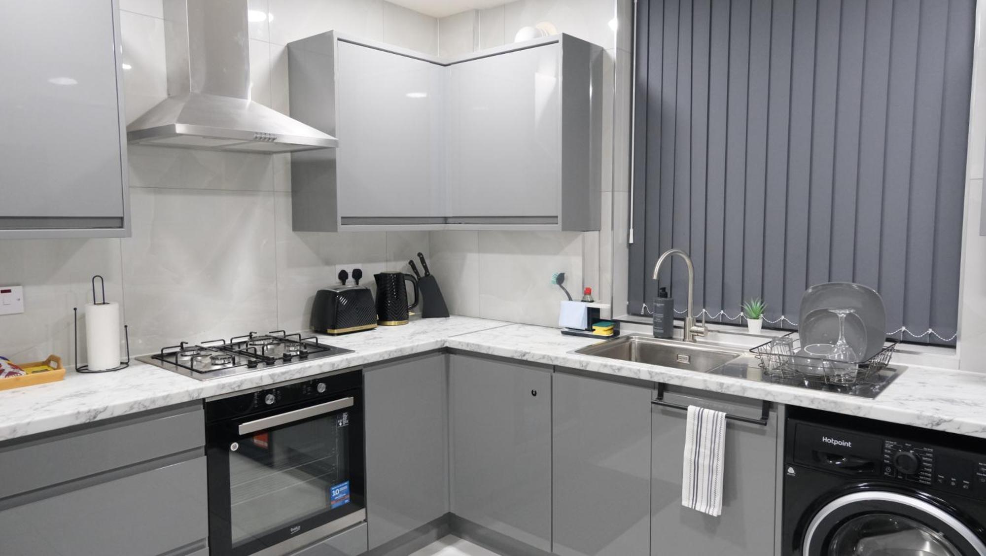 Holiday home Etihcity - 3 Bedroom Semi - Free Parking Near Etihad Stadium, Tourist Attractions, Centre, Transport And Motorway Links Next To Mcdonald's - Sky N Netflix