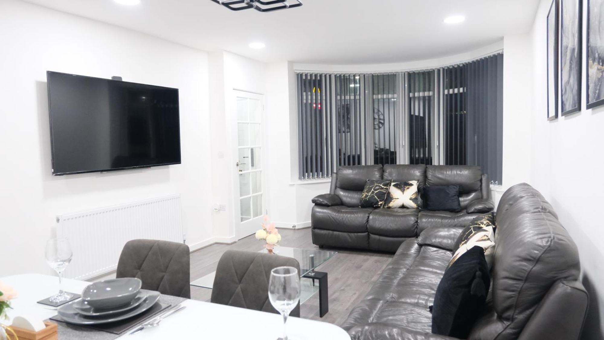 Etihcity - 3 Bedroom Semi - Free Parking Near Etihad Stadium, Tourist Attractions, Centre, Transport And Motorway Links Next To Mcdonald's - Sky N Netflix Holiday home Manchester