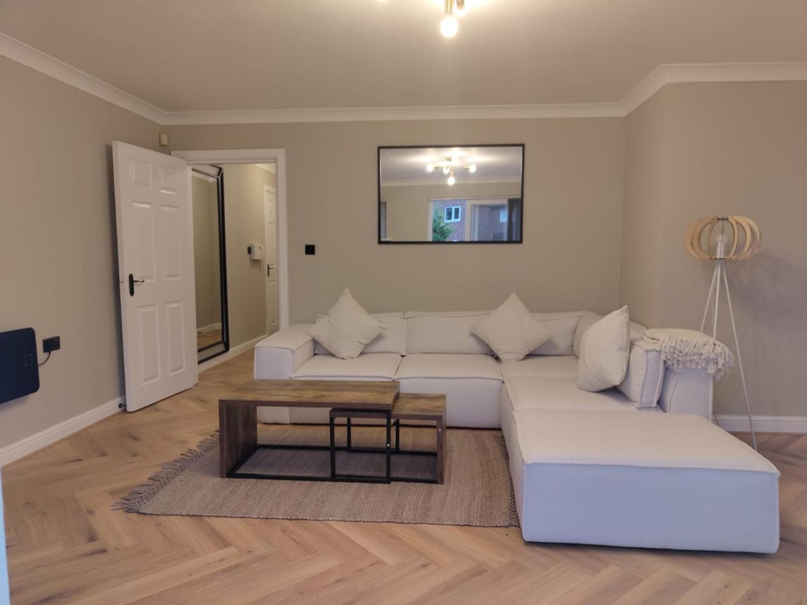 New 2 Bedroom In - Stretford - Old Trafford Close To Football-cricket Ground & Centre Apartment
