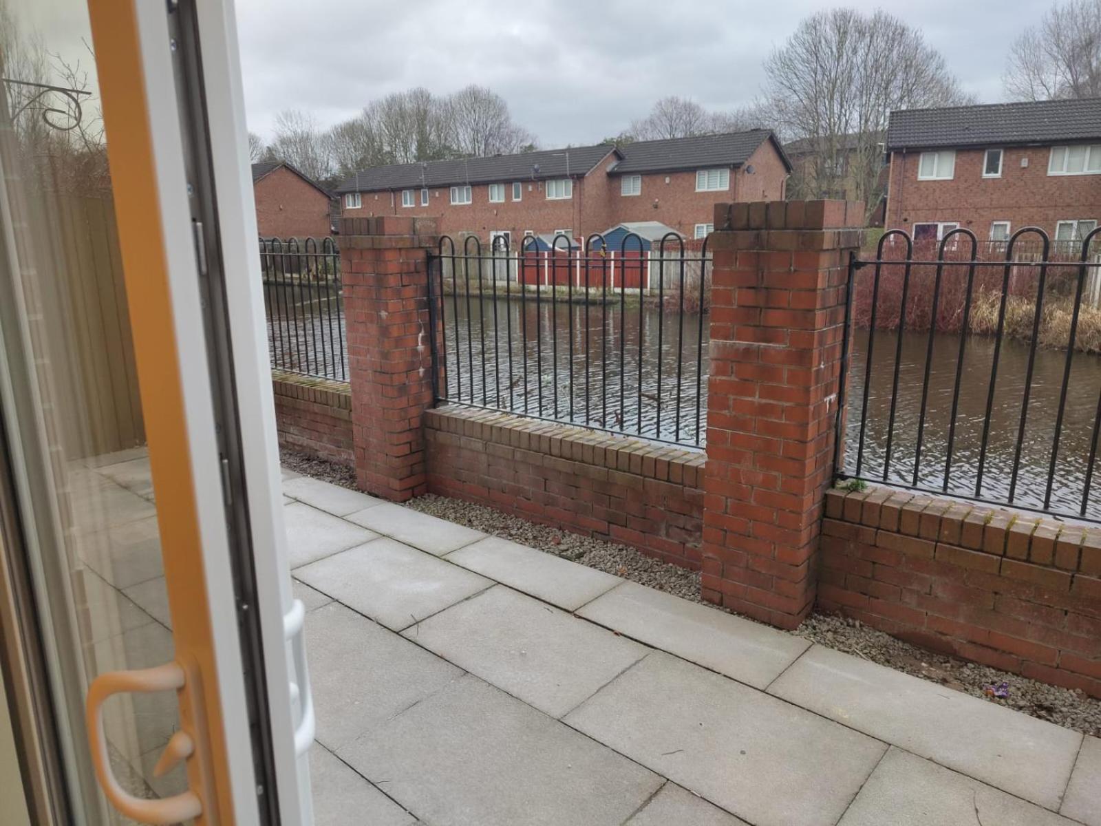 New 2 Bedroom In - Stretford - Old Trafford Close To Football-cricket Ground & Centre *
