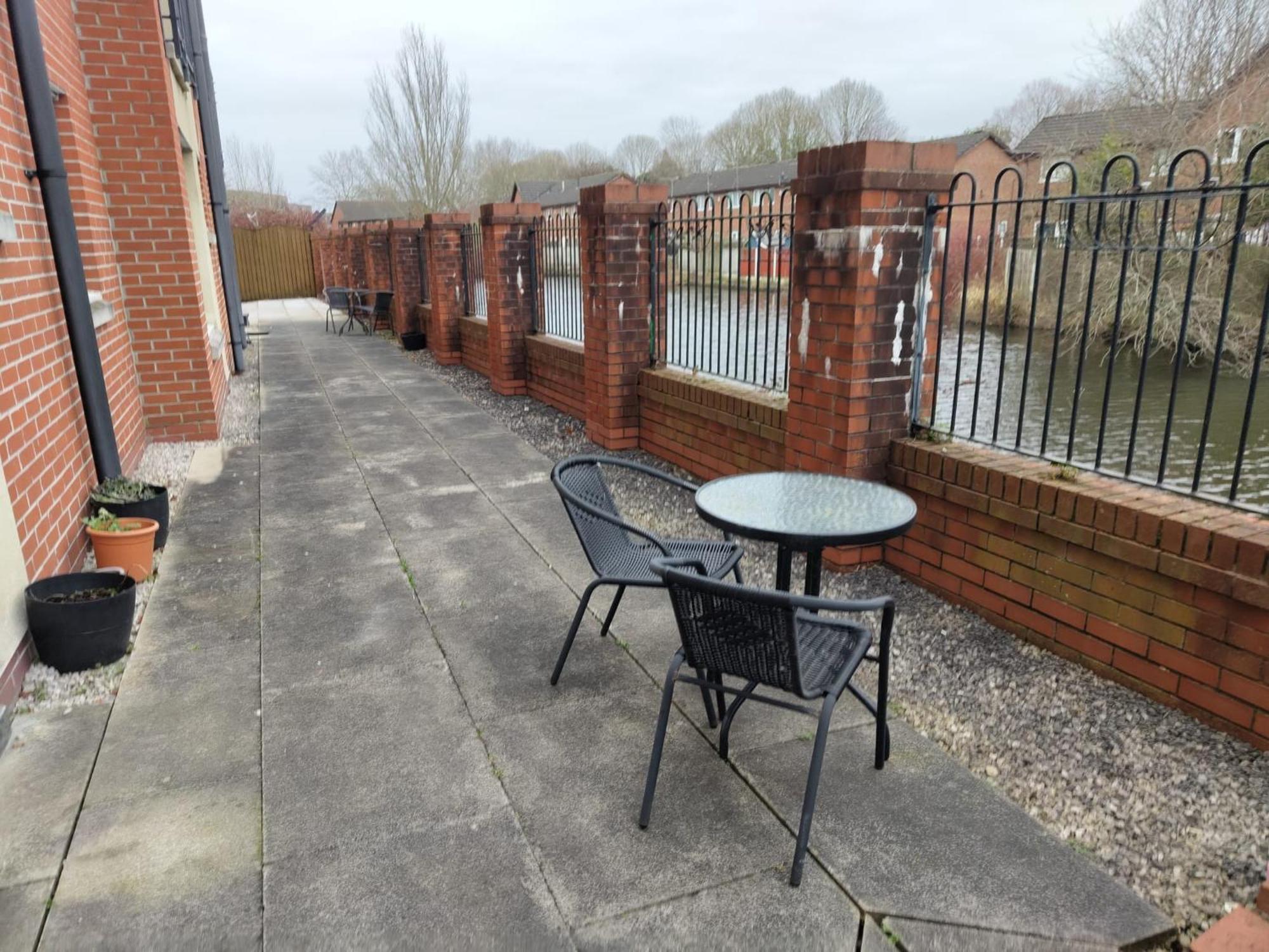 Apartment New 2 Bedroom In - Stretford - Old Trafford Close To Football-cricket Ground & Centre *