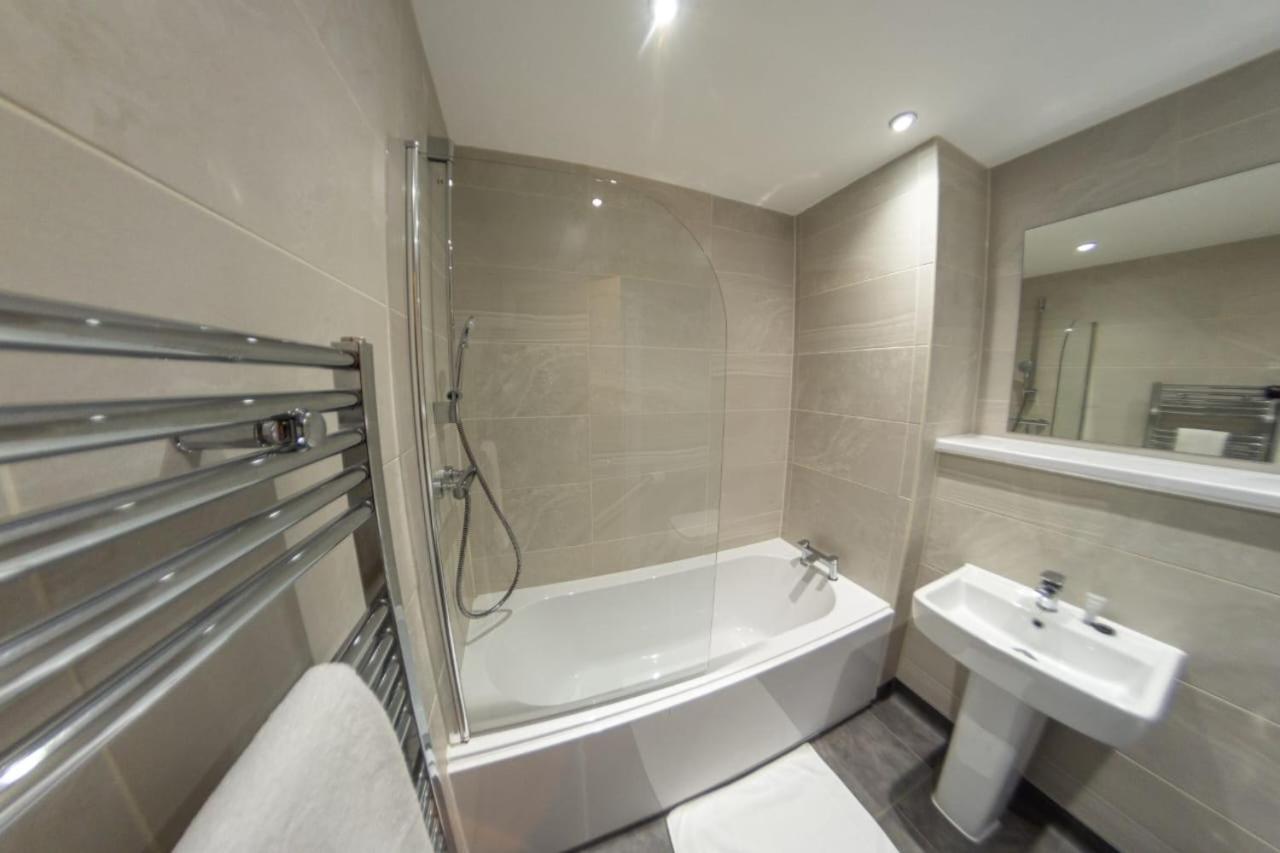 2 Double Beds - 2 Single Beds Manchester
