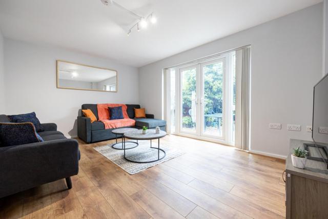 Stylish 4bed Home, Sleeps 7, Free Parking, Wi-fi, Balcony, Smart Tvs, Great Transport Links, Long Term Disc Apartment