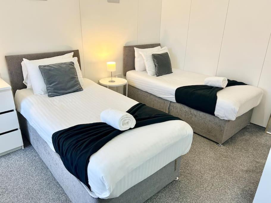 Large Townhouse 5 Beds With Two Parking Spaces - Centre Apartment Manchester