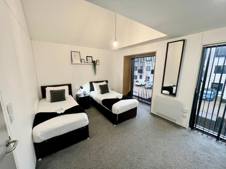 Large Townhouse 5 Beds With Two Parking Spaces - Centre Manchester