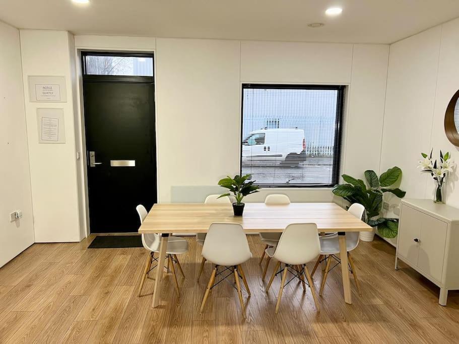 Large Townhouse 5 Beds With Two Parking Spaces - Centre Apartment *