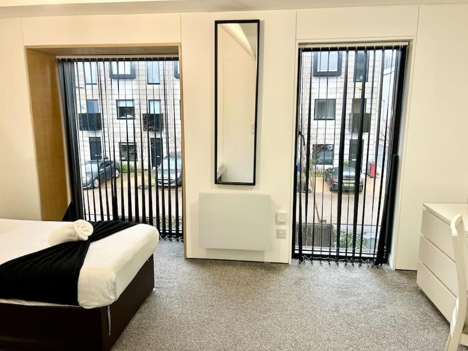 Large Townhouse 5 Beds With Two Parking Spaces - Centre Apartment Manchester