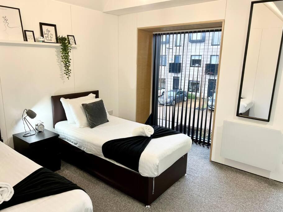 Large Townhouse 5 Beds With Two Parking Spaces - Centre Apartment *
