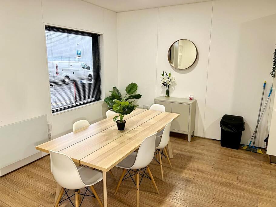 Large Townhouse 5 Beds With Two Parking Spaces - Centre Manchester