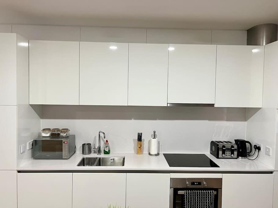 Large Townhouse 5 Beds With Two Parking Spaces - Centre Apartment Manchester