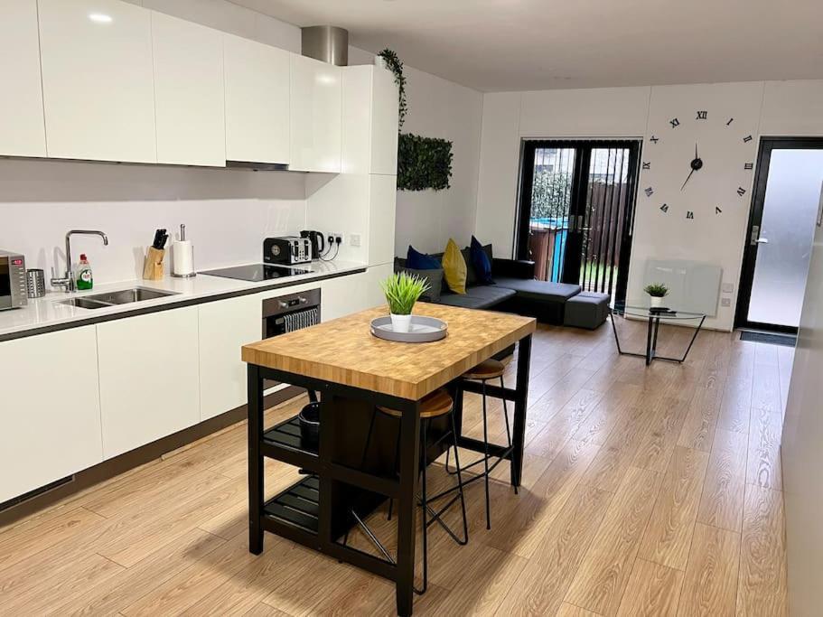 Large Townhouse 5 Beds With Two Parking Spaces - Centre Apartment *