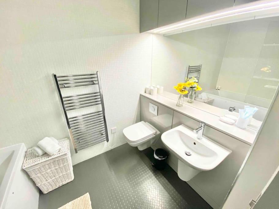 Large Townhouse 5 Beds With Two Parking Spaces - Centre Apartment *