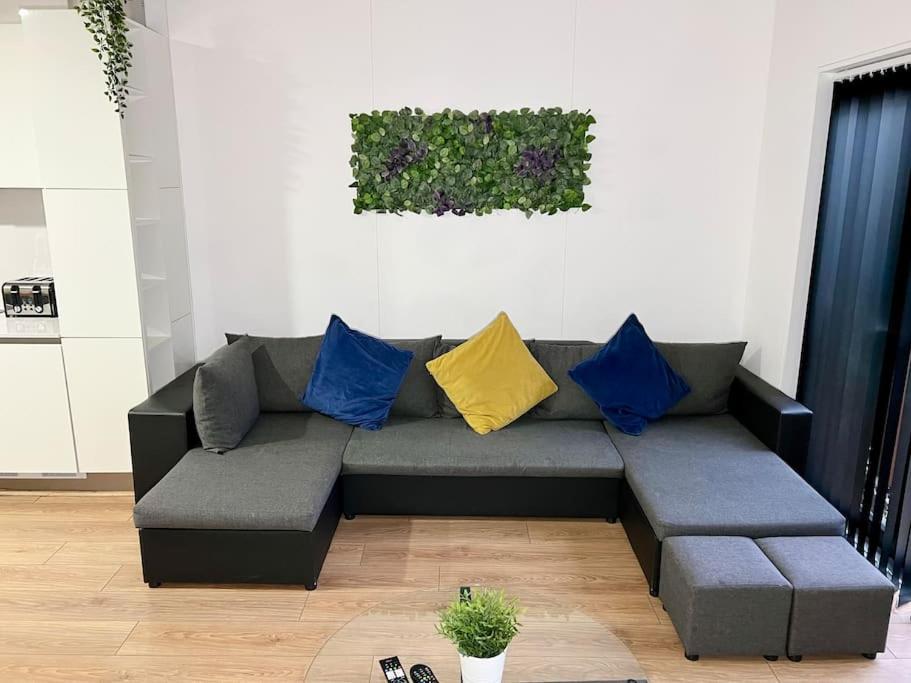 Large Townhouse 5 Beds With Two Parking Spaces - Centre Apartment Manchester