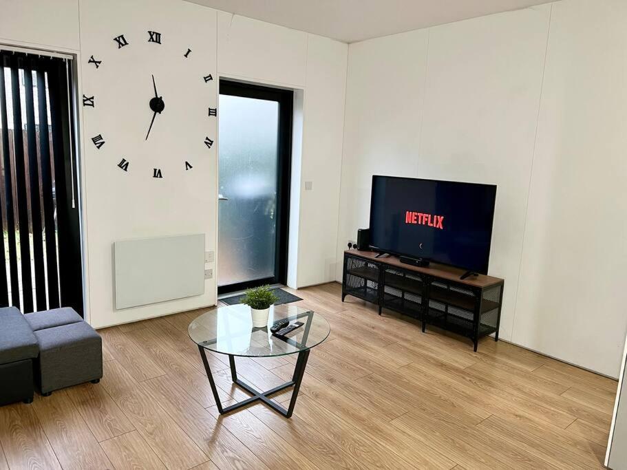 Large Townhouse 5 Beds With Two Parking Spaces - Centre Apartment *