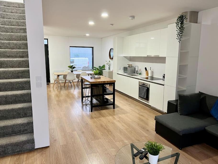 Large Townhouse 5 Beds With Two Parking Spaces - Centre Apartment