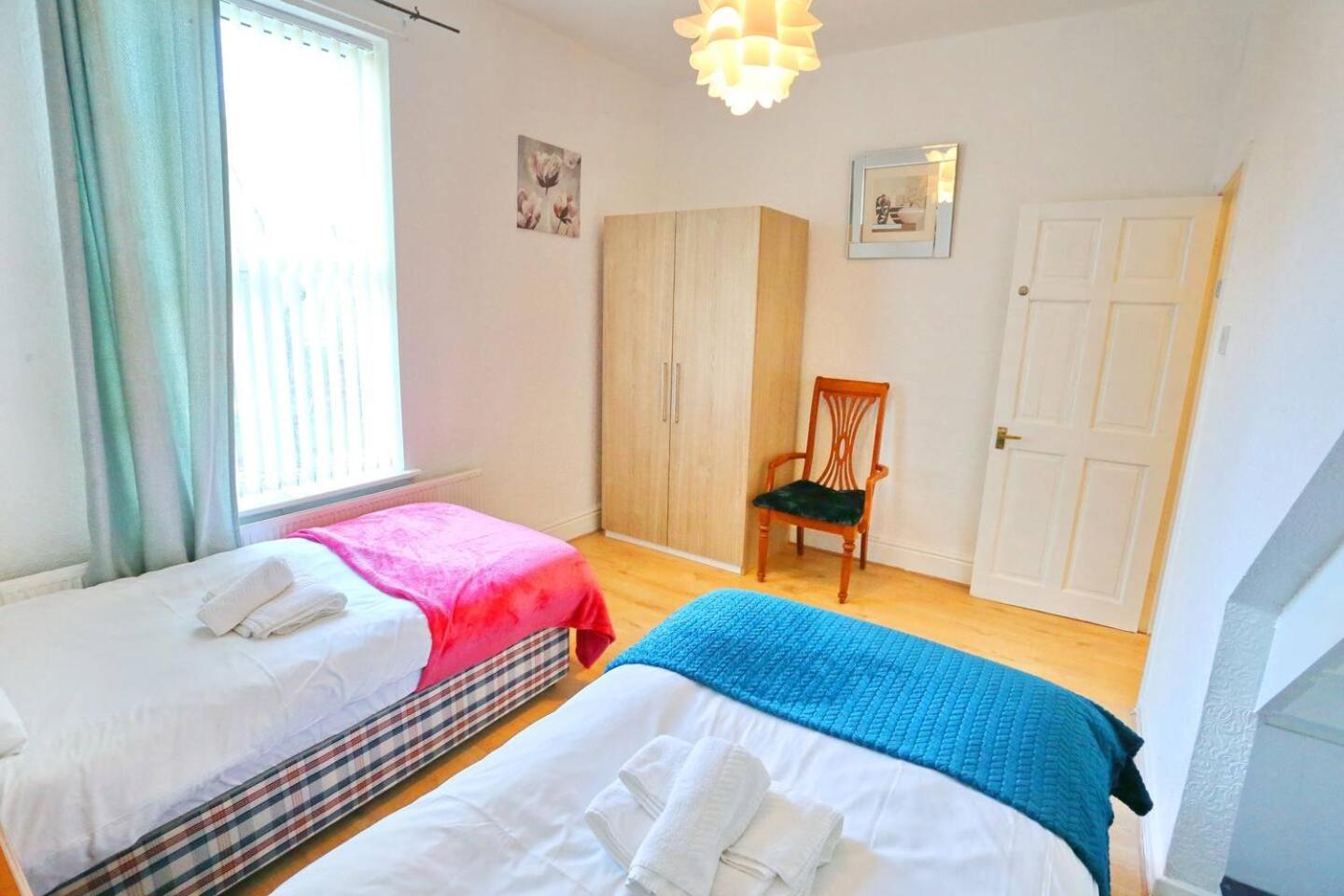 3x Parking Opposite Park Walk To Salford Uni Pass The Keys Holiday home Manchester