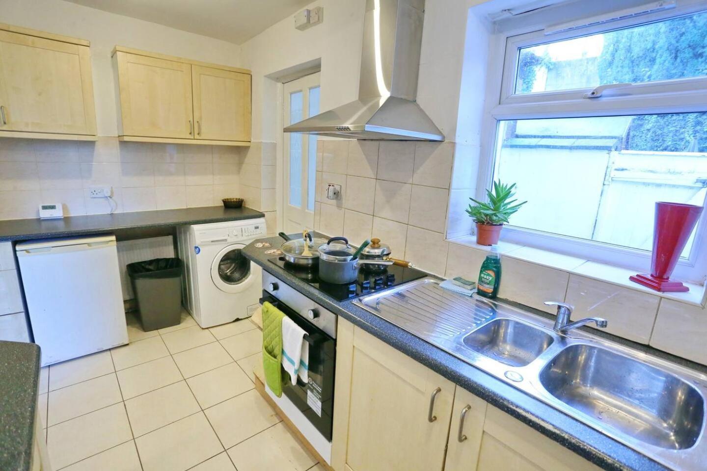 3x Parking Opposite Park Walk To Salford Uni Pass The Keys * Manchester