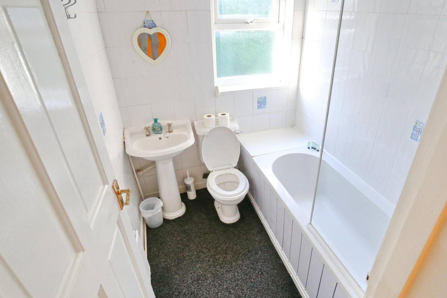 3x Parking Opposite Park Walk To Salford Uni Pass The Keys Manchester