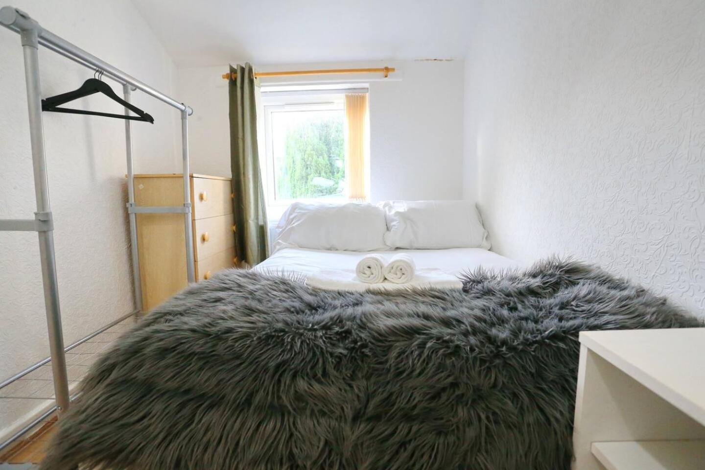3x Parking Opposite Park Walk To Salford Uni Pass The Keys Holiday home