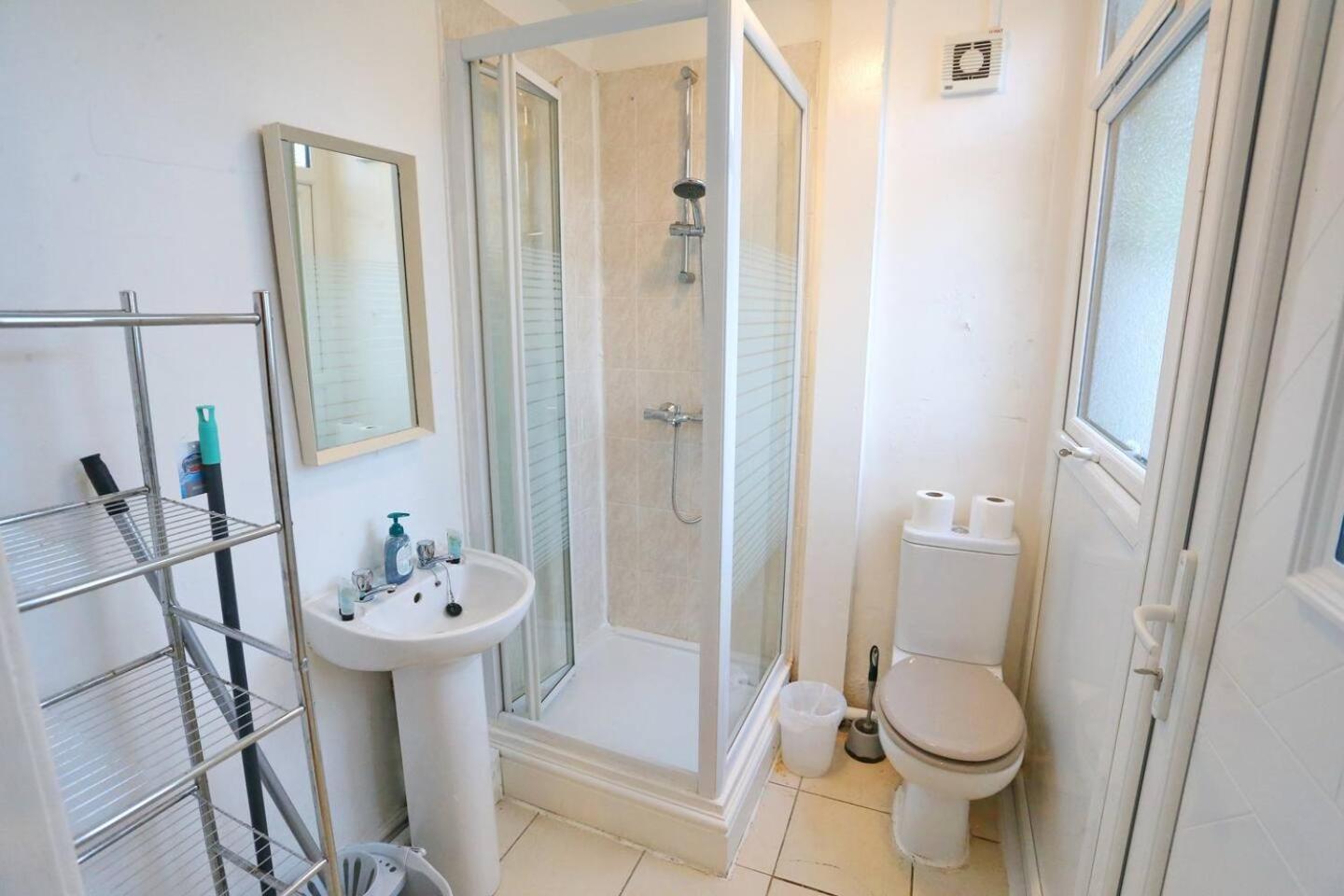 3x Parking Opposite Park Walk To Salford Uni Pass The Keys Holiday home *