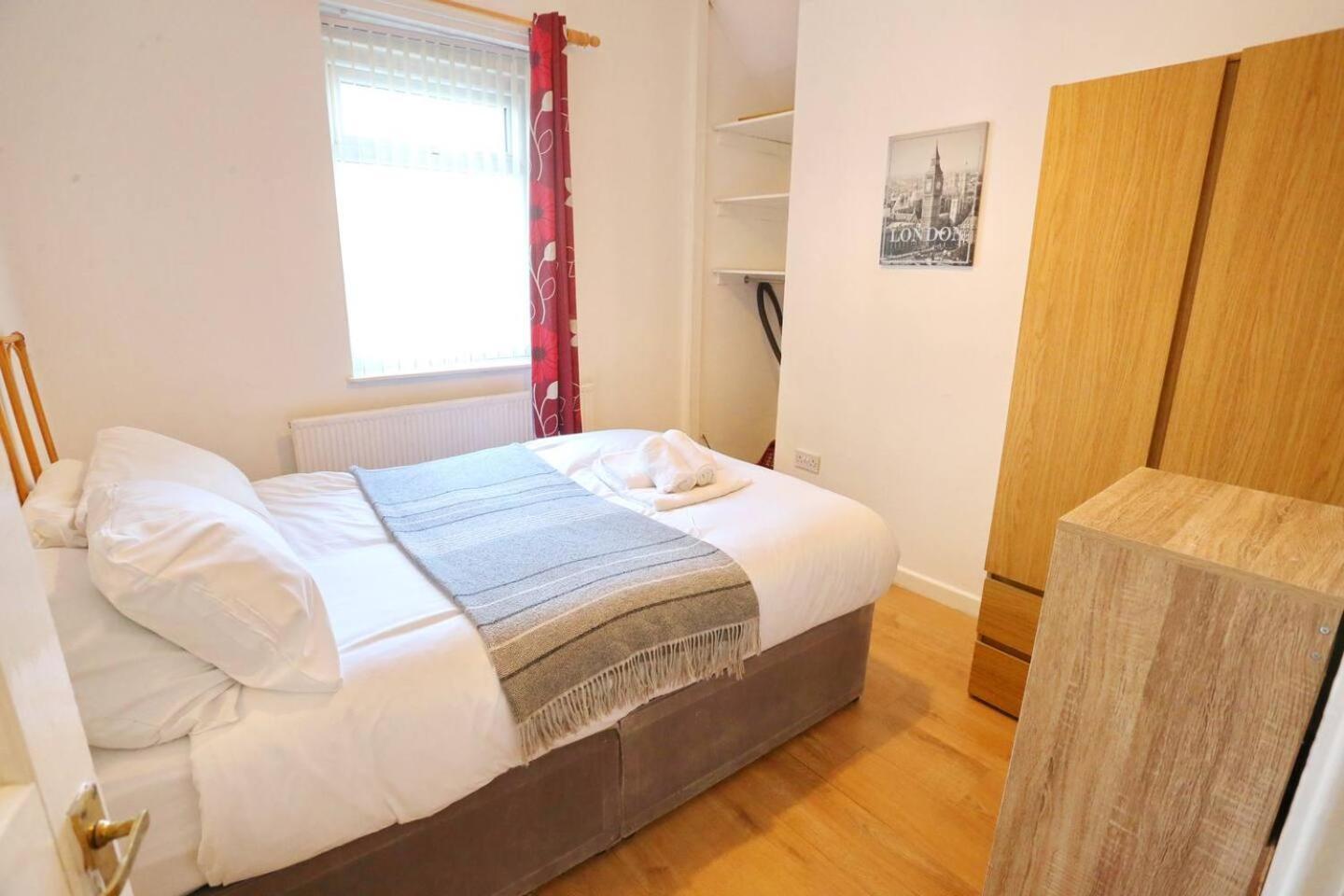 3x Parking Opposite Park Walk To Salford Uni Pass The Keys * Manchester