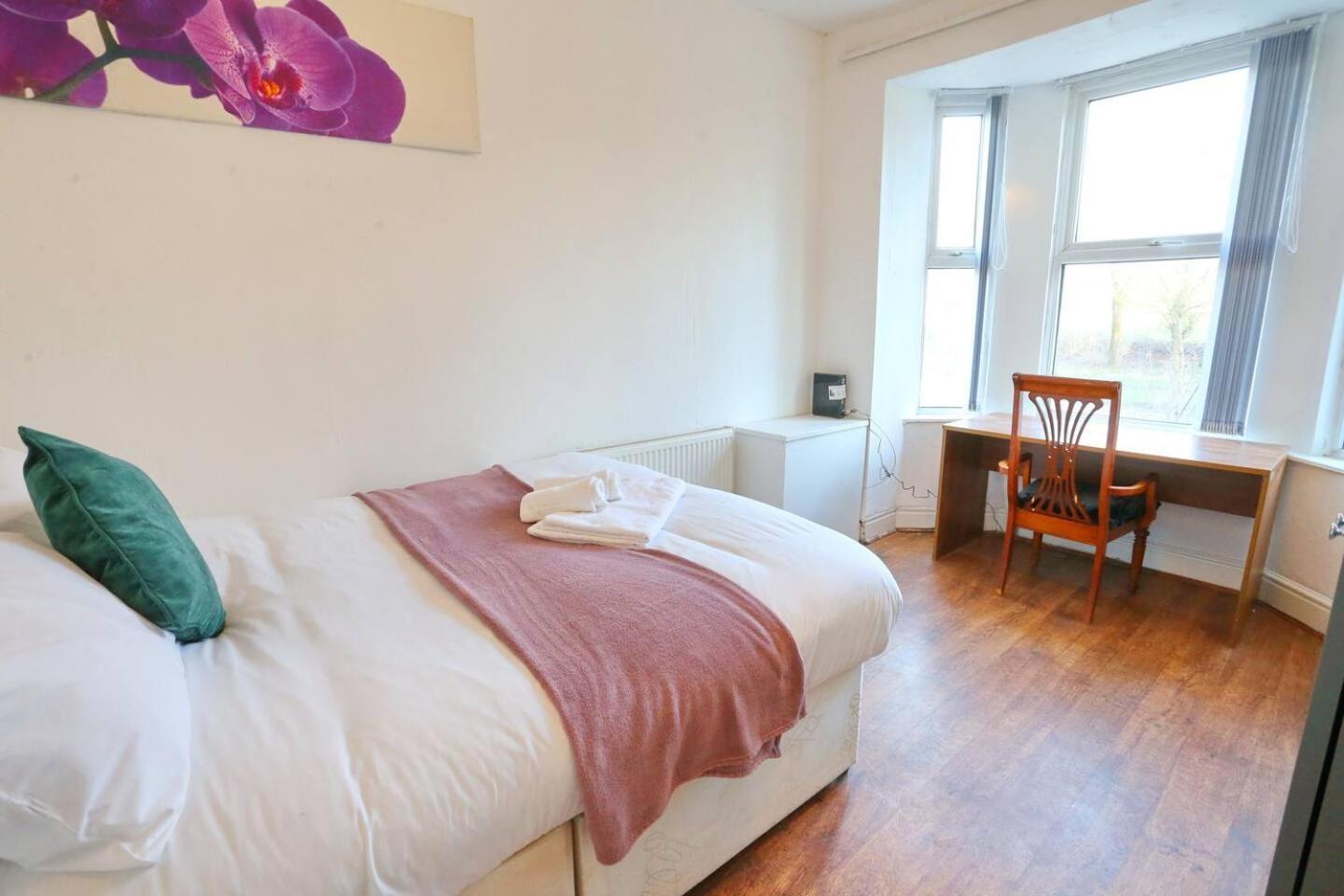3x Parking Opposite Park Walk To Salford Uni Pass The Keys Manchester