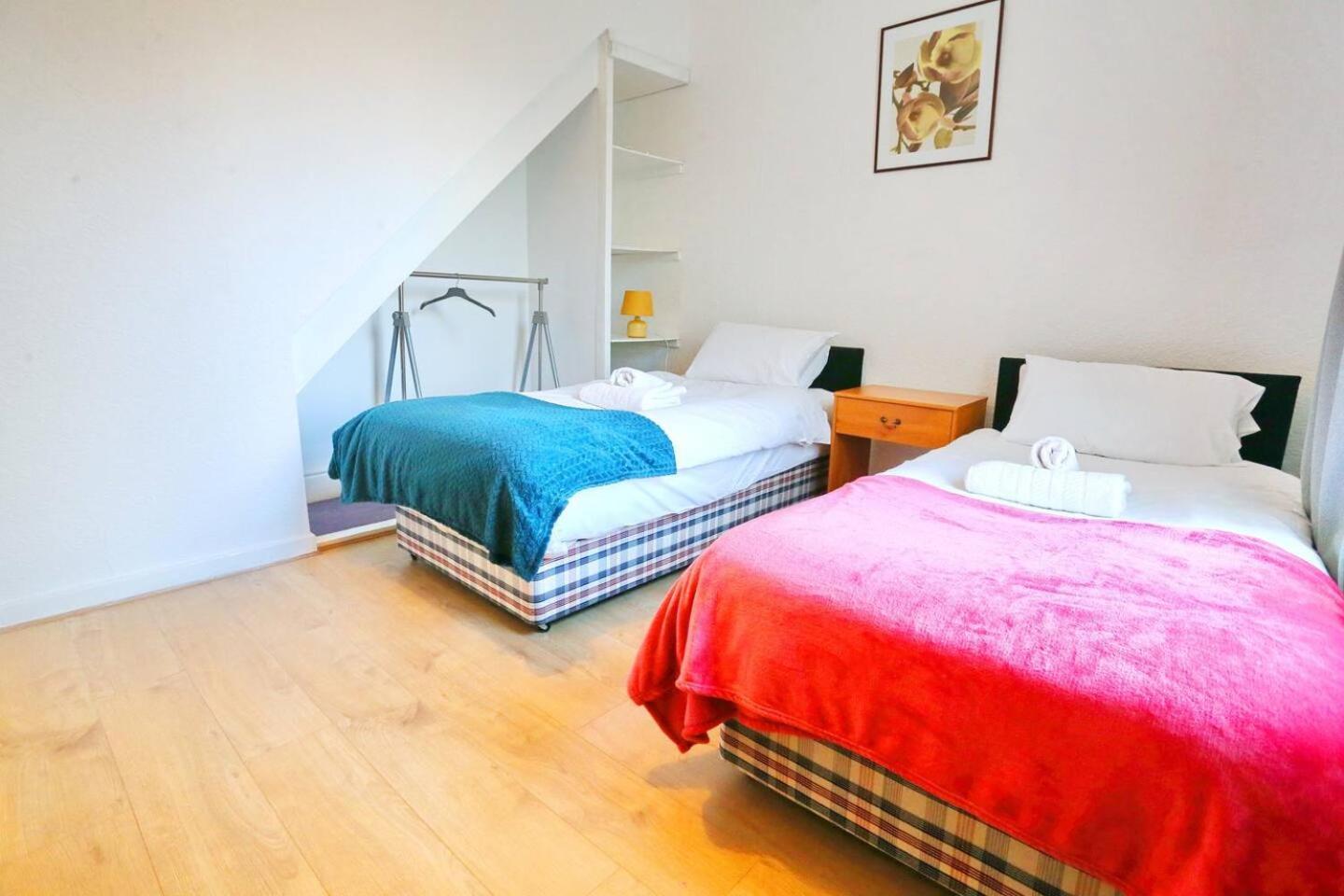 3x Parking Opposite Park Walk To Salford Uni Pass The Keys Holiday home