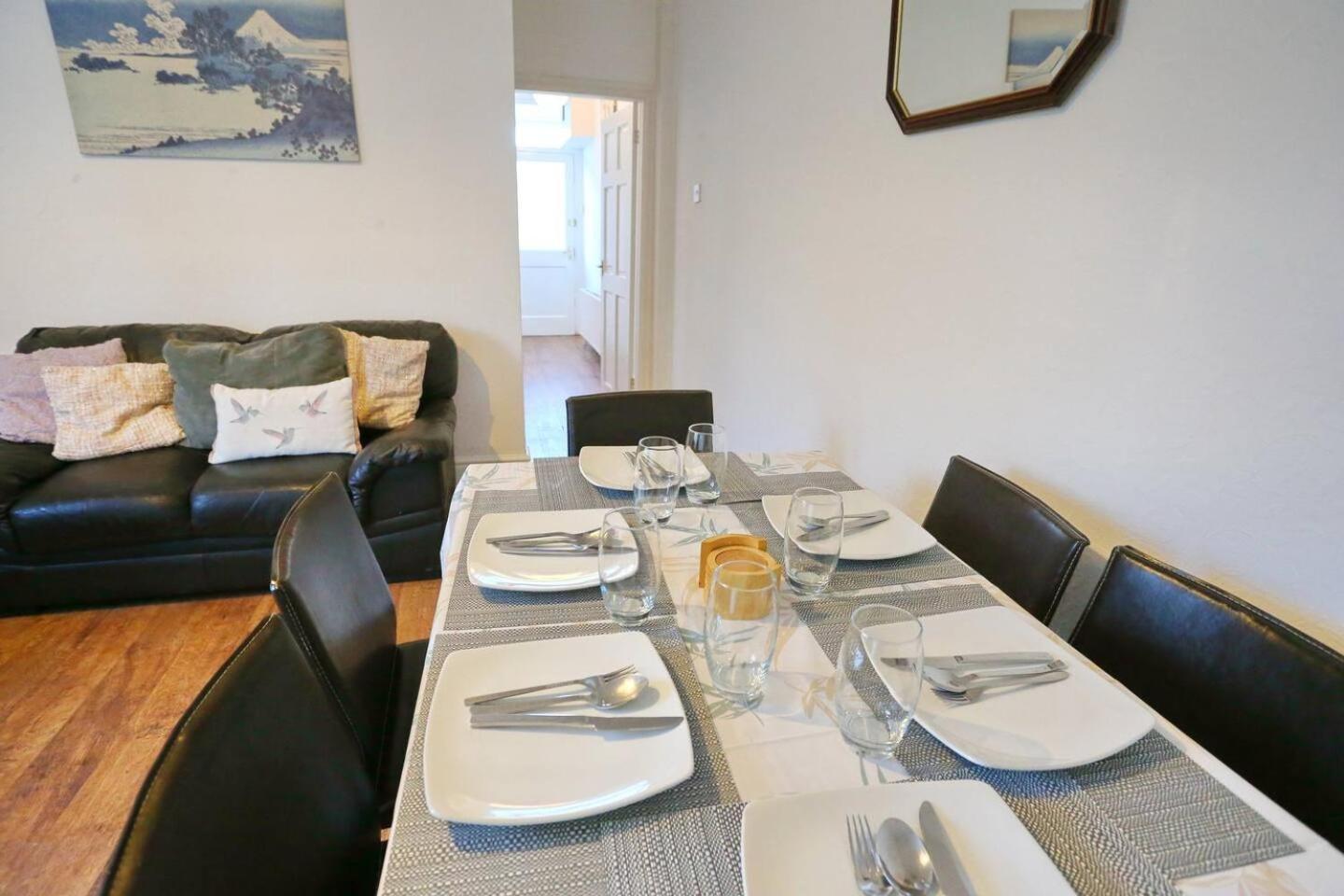 3x Parking Opposite Park Walk To Salford Uni Pass The Keys Holiday home *