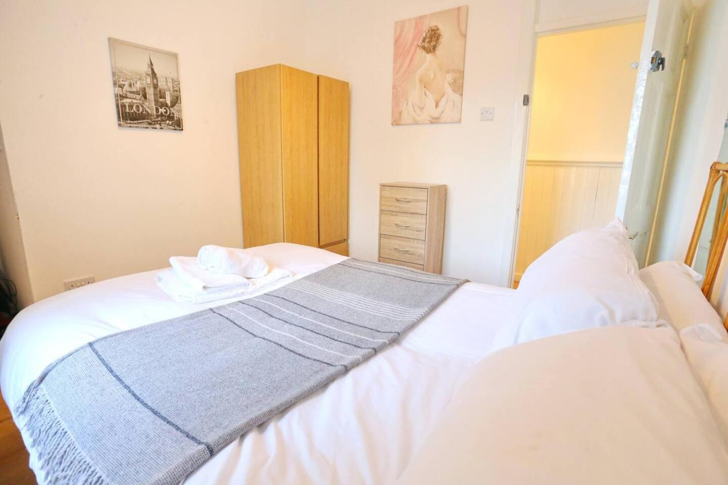 3x Parking Opposite Park Walk To Salford Uni Pass The Keys Holiday home