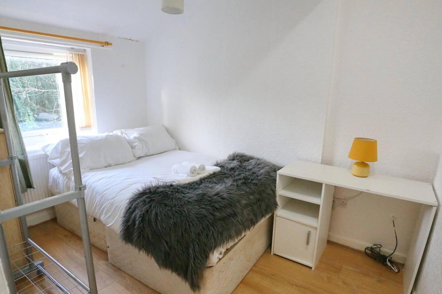 3x Parking Opposite Park Walk To Salford Uni Pass The Keys Holiday home Manchester