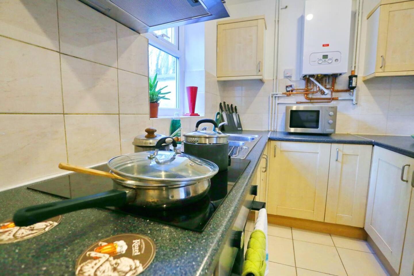 3x Parking Opposite Park Walk To Salford Uni Pass The Keys Manchester