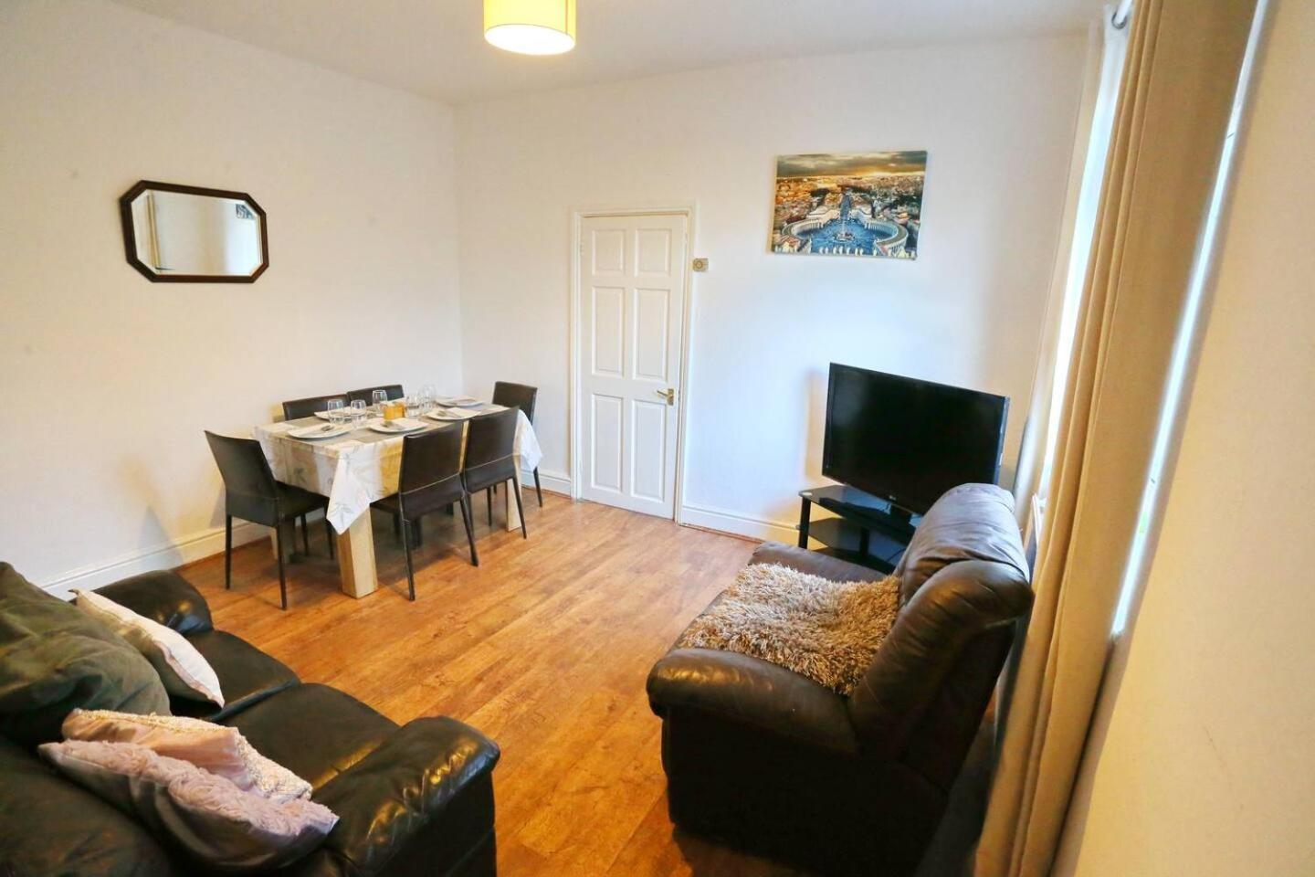 3x Parking Opposite Park Walk To Salford Uni Pass The Keys Manchester