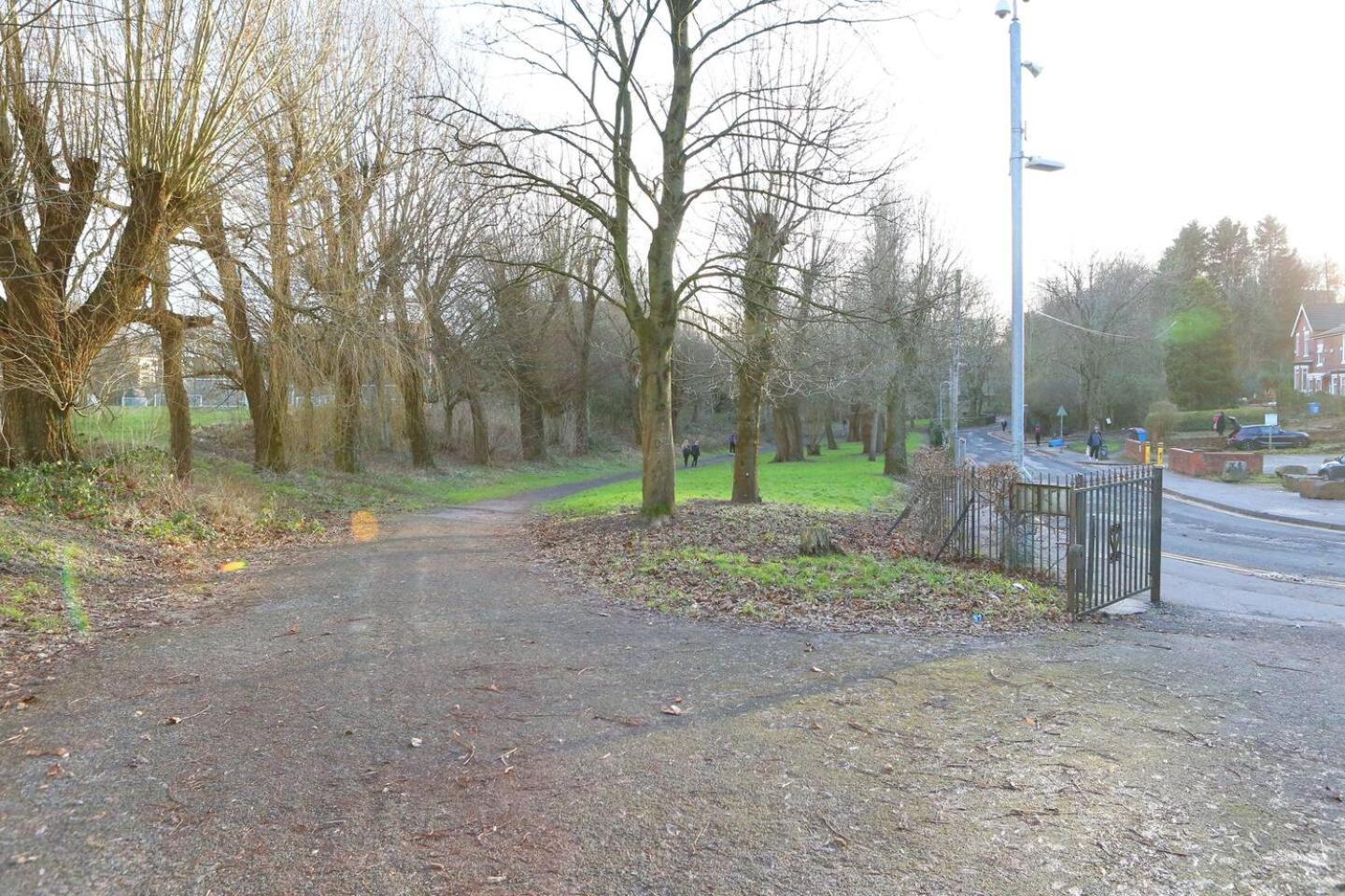 3x Parking Opposite Park Walk To Salford Uni Pass The Keys