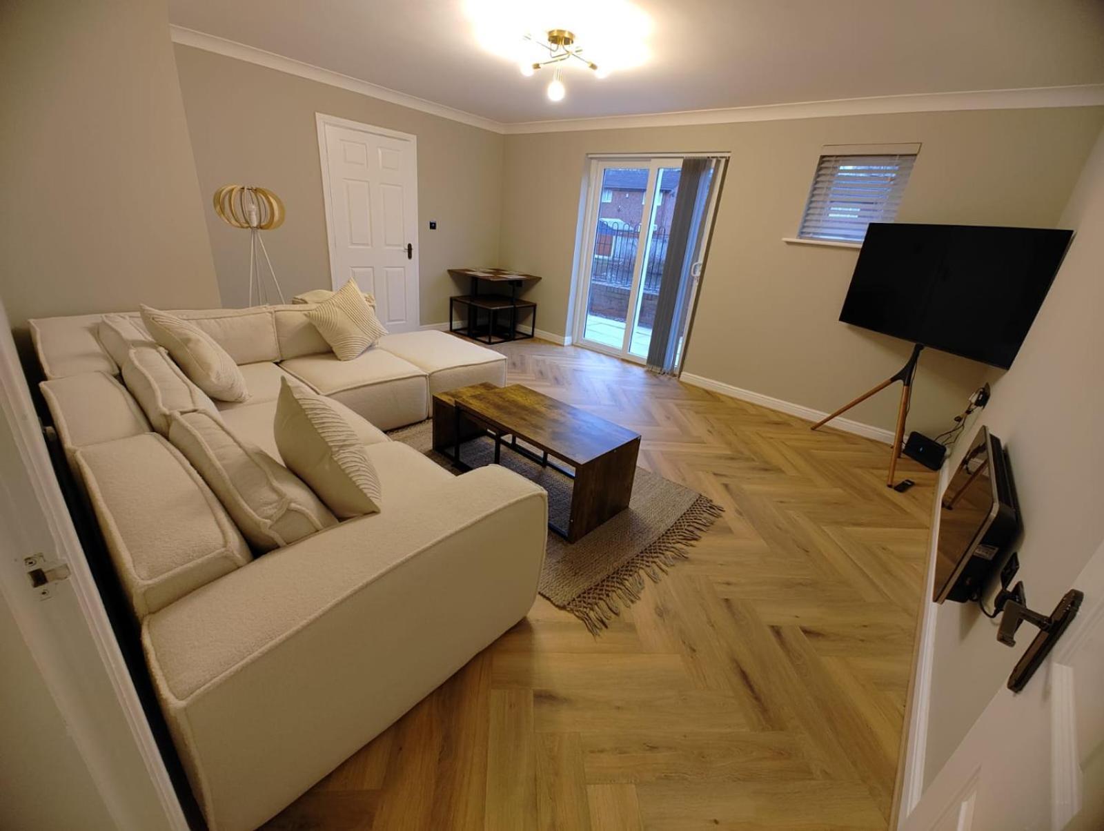 New 2 Bedroom In - Stretford - Old Trafford Close To Football-cricket Ground & Centre Apartment *