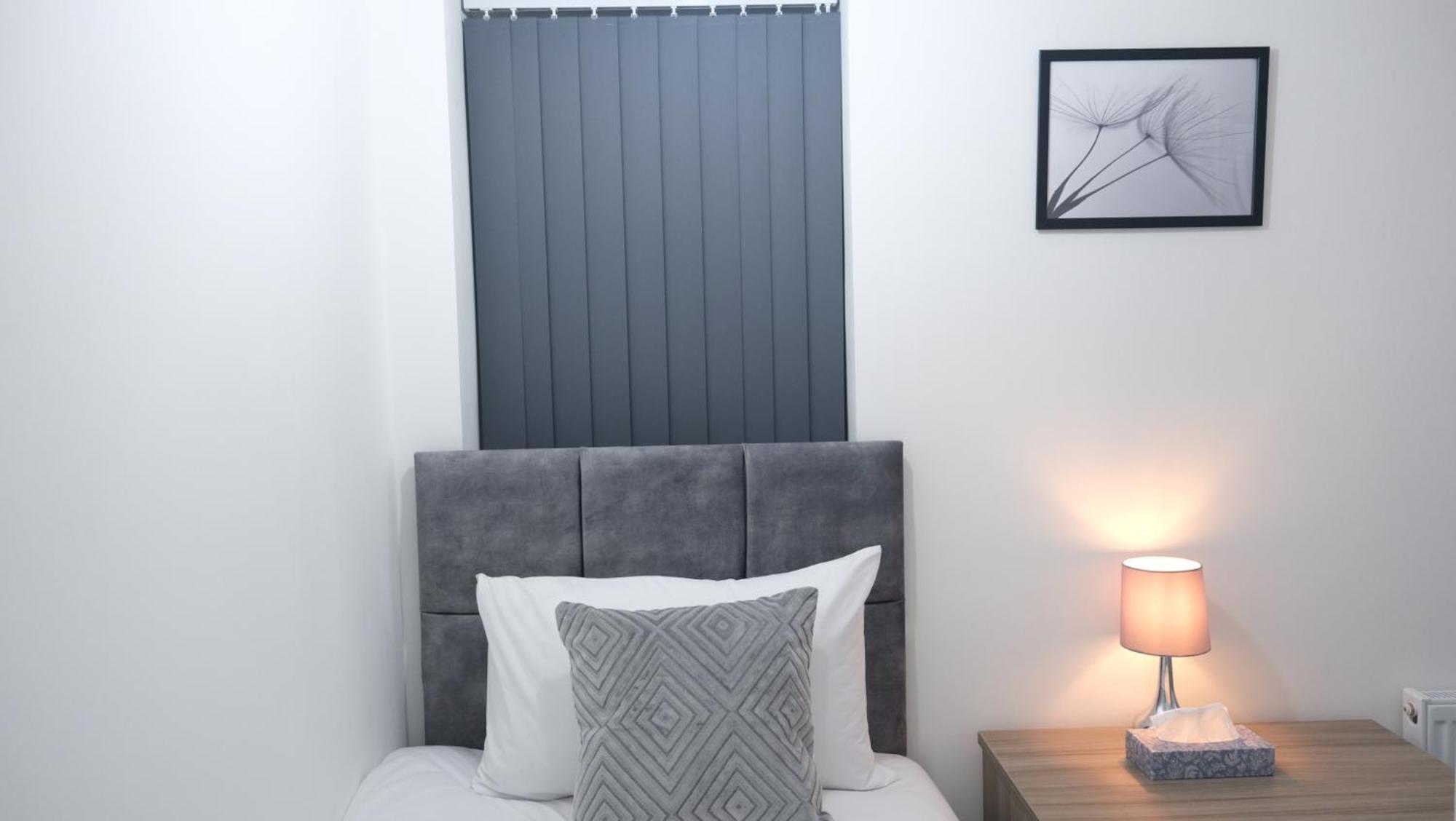 3-bedroom Semi Near Etihad Football Stadium, Tourist Attractions, Centre And Transport Links - Sky N Netflix *