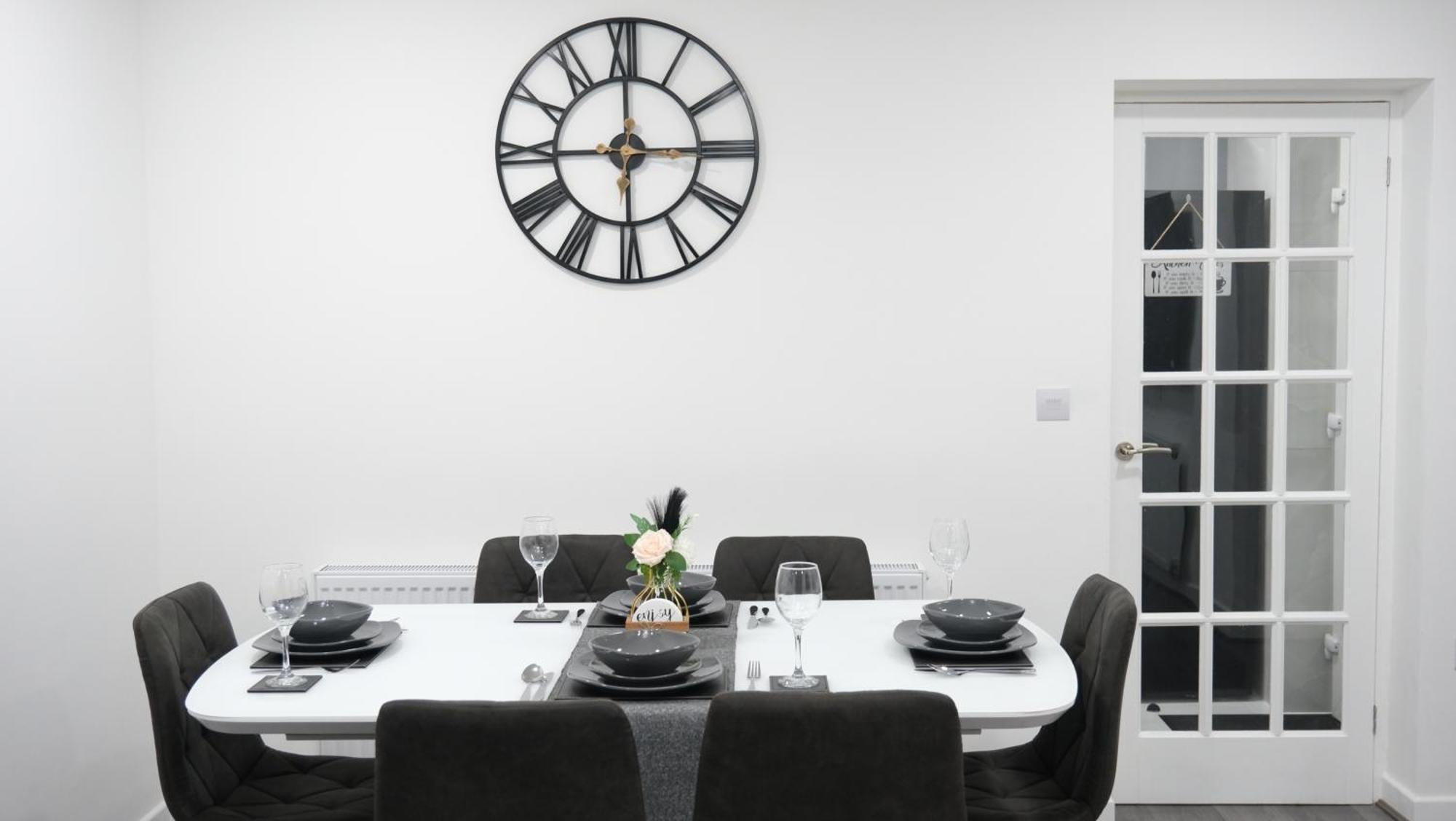 Holiday home 3-bedroom Semi Near Etihad Football Stadium, Tourist Attractions, Centre And Transport Links - Sky N Netflix Manchester