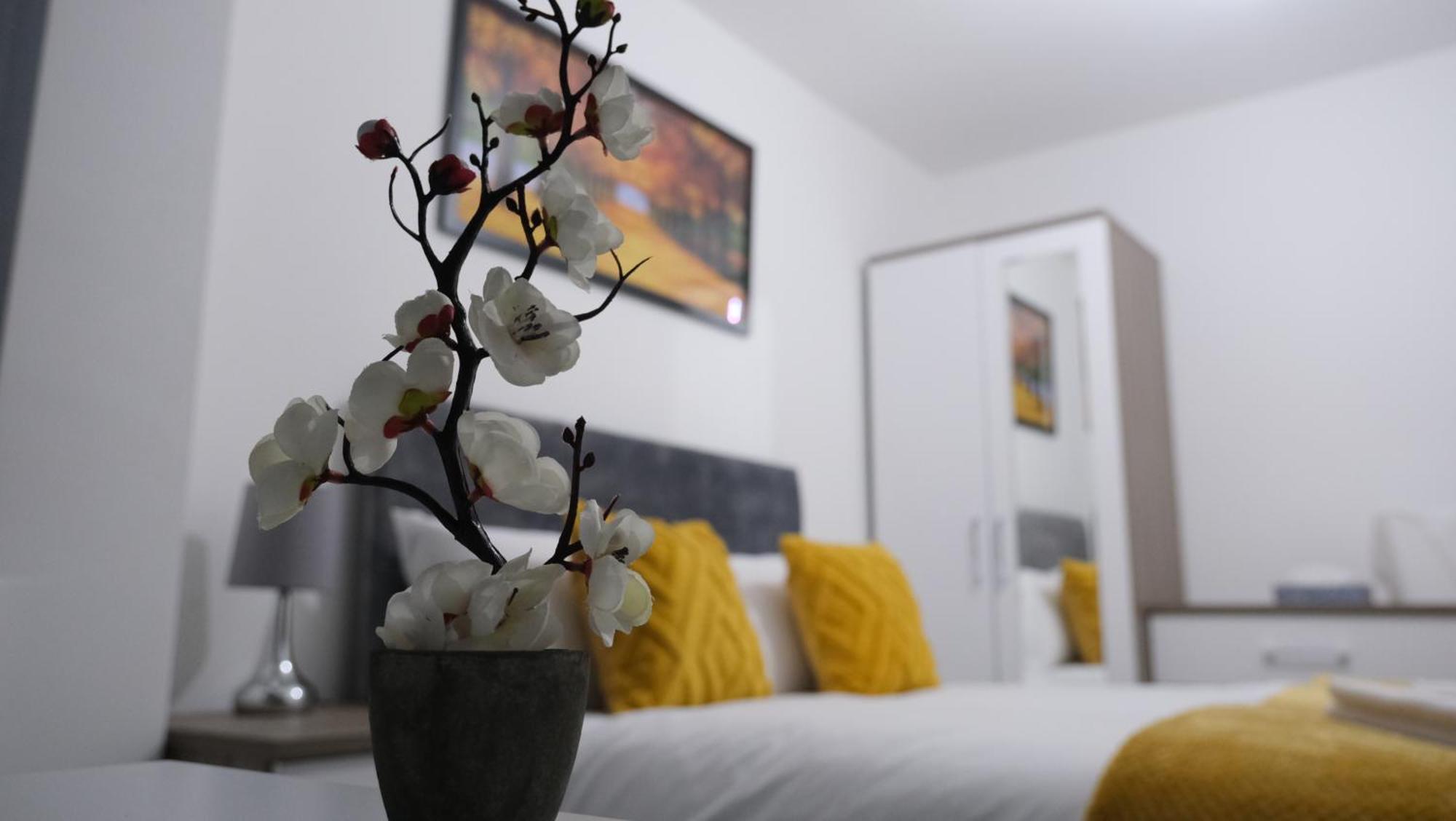 3-bedroom Semi Near Etihad Football Stadium, Tourist Attractions, Centre And Transport Links - Sky N Netflix Holiday home