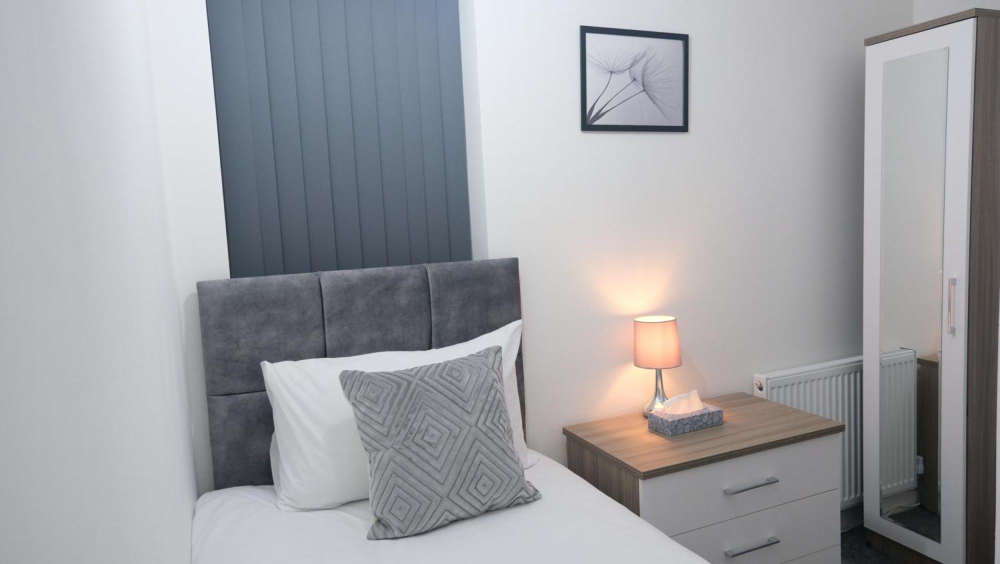 Holiday home 3-bedroom Semi Near Etihad Football Stadium, Tourist Attractions, Centre And Transport Links - Sky N Netflix *