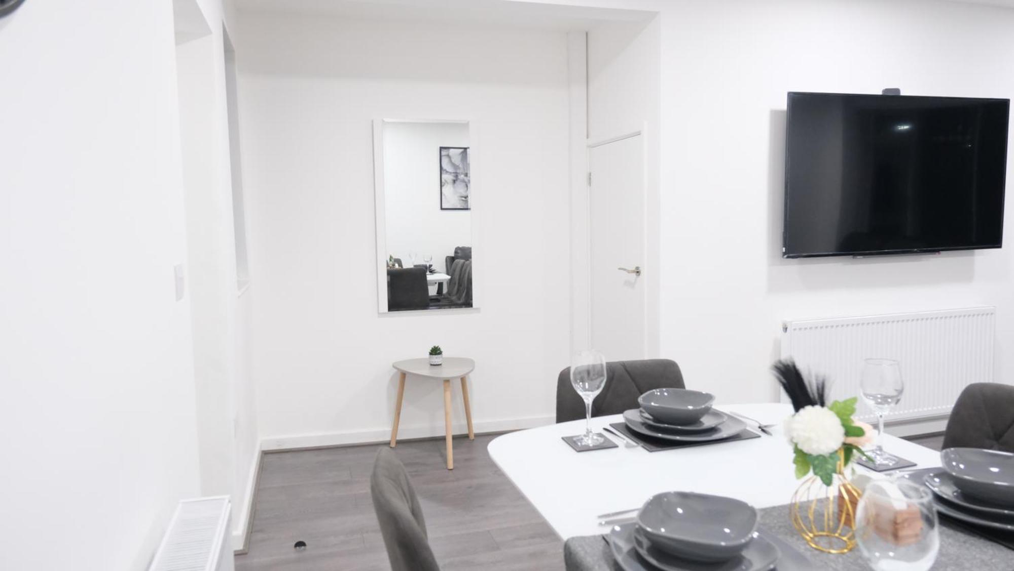 Holiday home 3-bedroom Semi Near Etihad Football Stadium, Tourist Attractions, Centre And Transport Links - Sky N Netflix Manchester