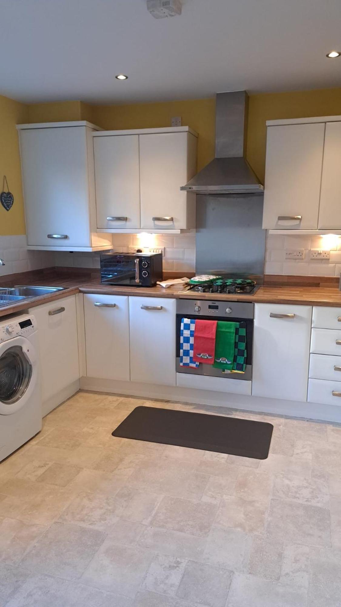 Tropical Sun Homes - Beautiful Spacious 3 Bed In A Serene Environment With Free Parking For 2 Cars