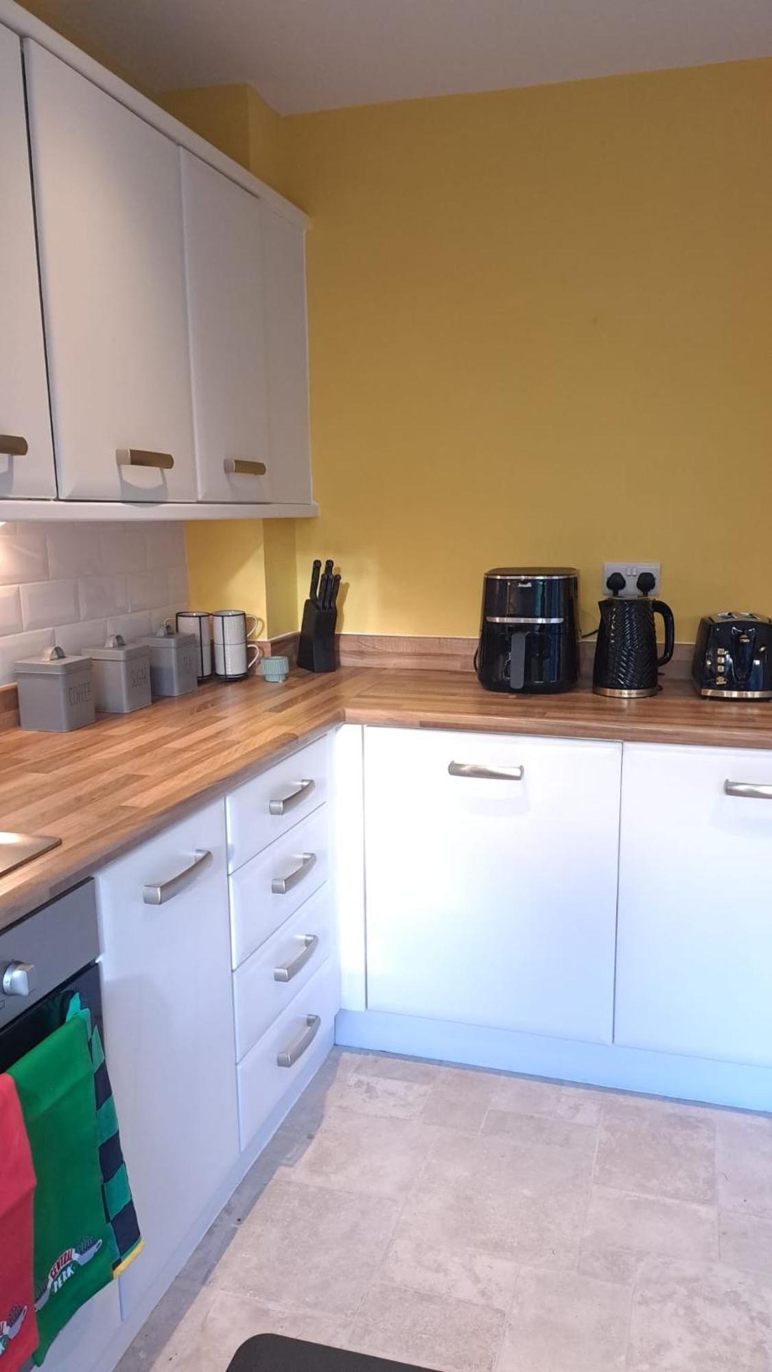 Tropical Sun Homes - Beautiful Spacious 3 Bed In A Serene Environment With Free Parking For 2 Cars Holiday home *