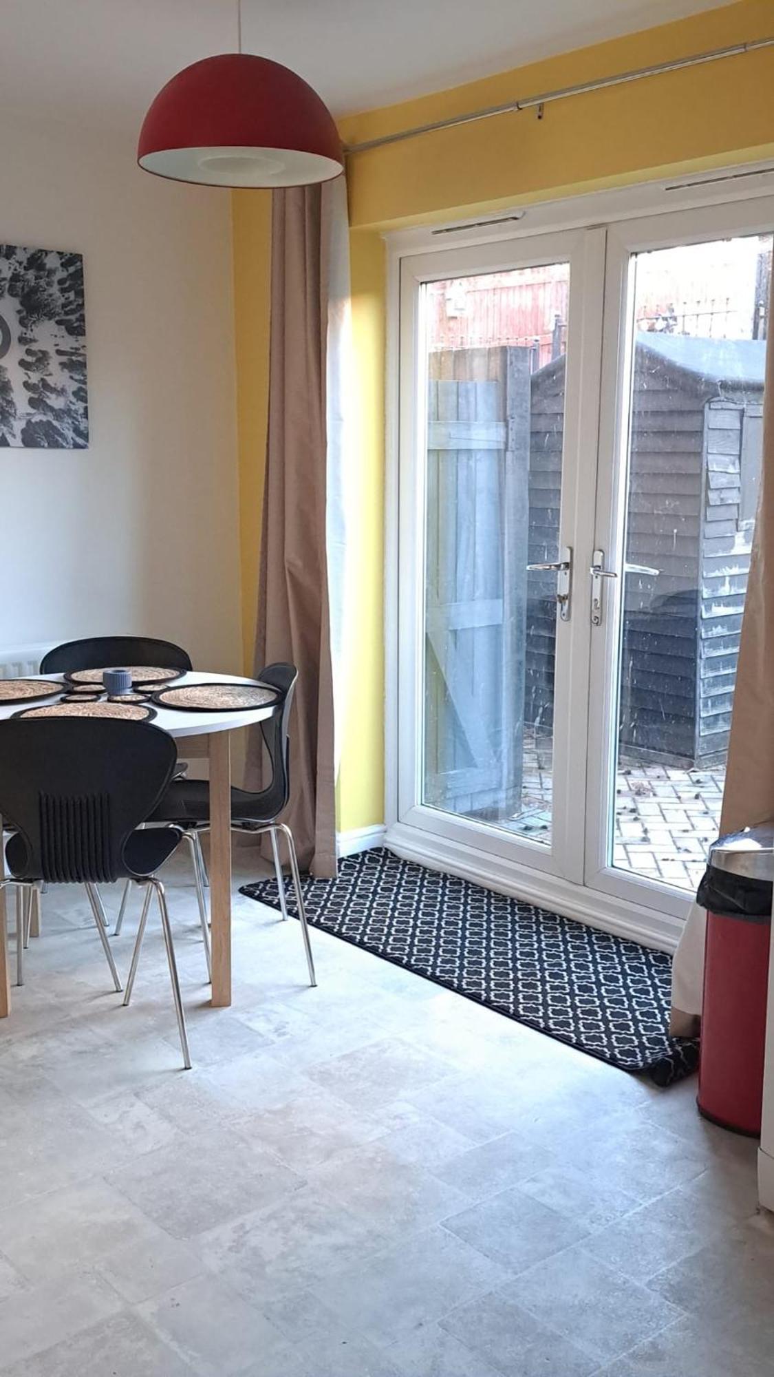 Tropical Sun Homes - Beautiful Spacious 3 Bed In A Serene Environment With Free Parking For 2 Cars Manchester